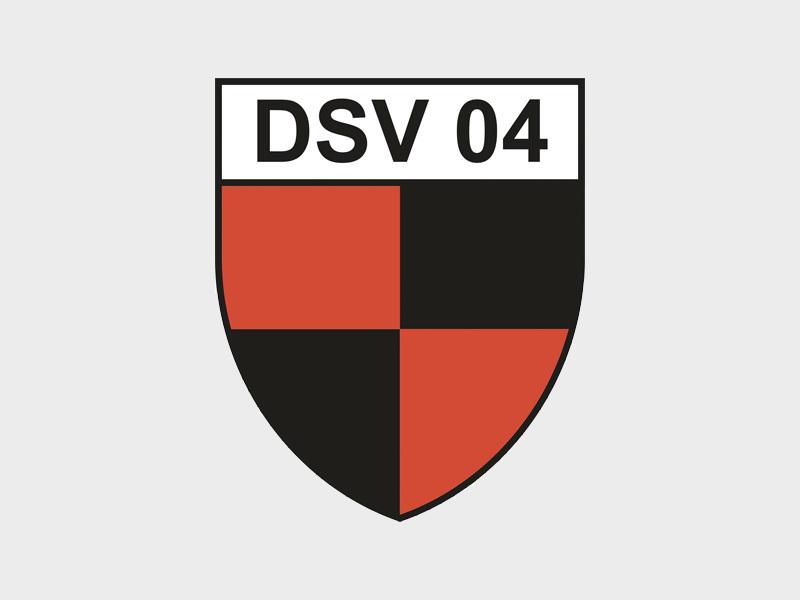 Wappen des DSV 04 in schwarz, rot und weiß mit den vier Feldern und der Schrift „DSV 04“ oben.